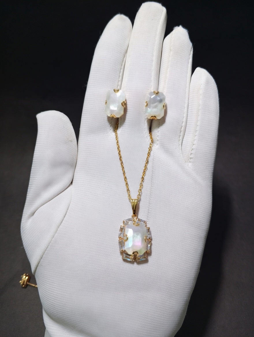 Aurora Pearl Pendant Set