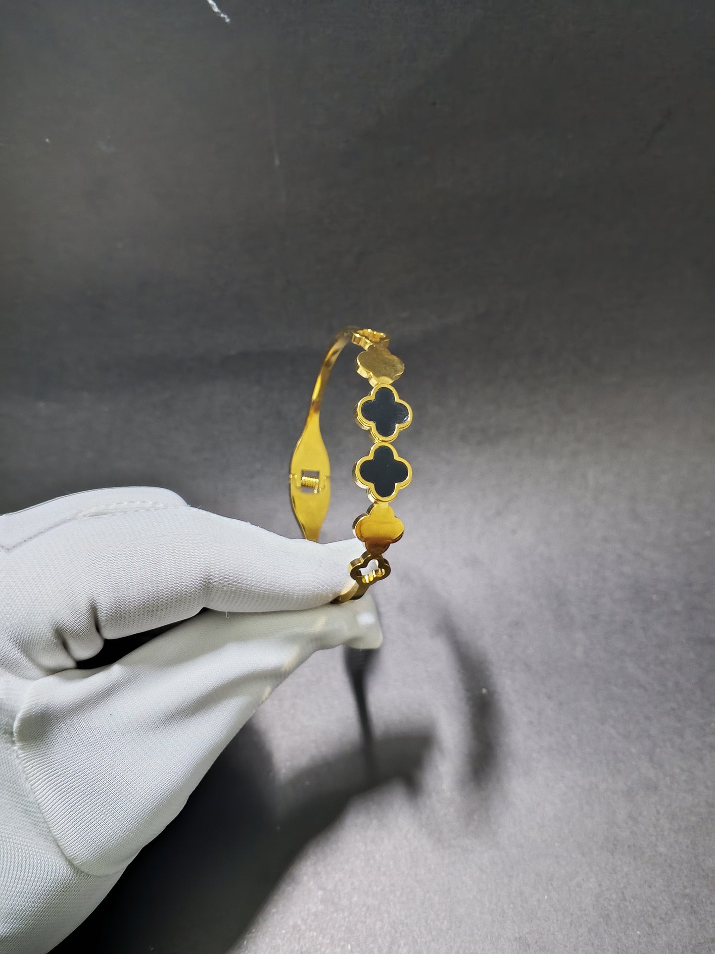 Luxury Clover Gold Hand Cuff