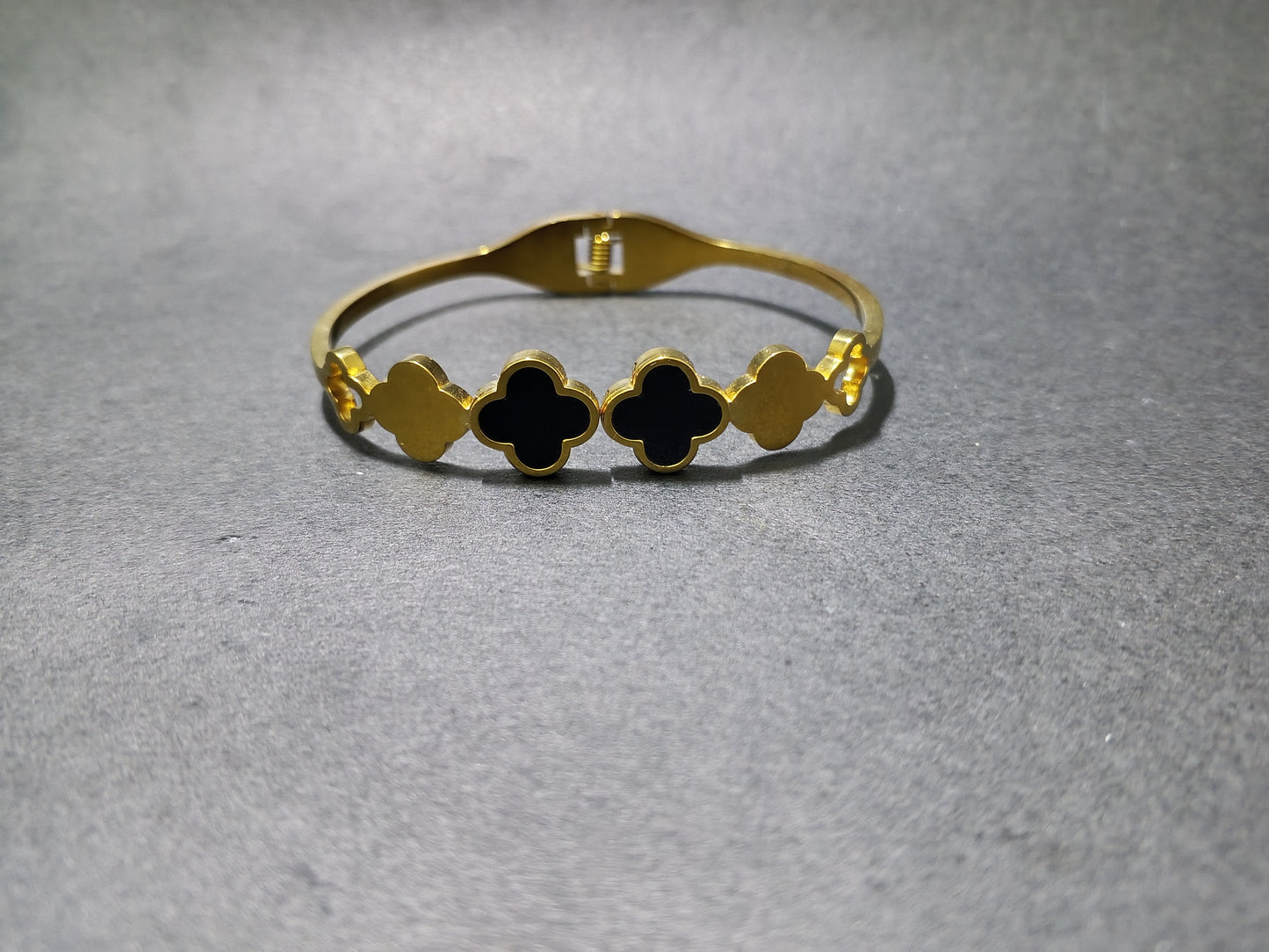 Luxury Clover Gold Hand Cuff